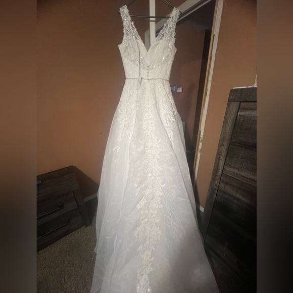 Wedding Dress $800 OBO - Picture 6 of 10